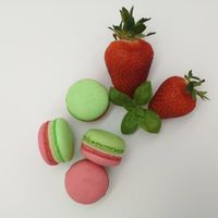 Handgemachte Macarons Erdbeer und Basilikum